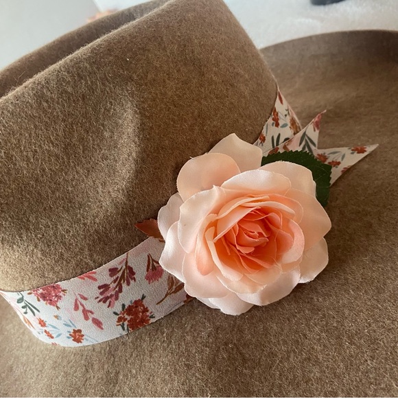 Custom Pretty 100% Wool Fedora Hat Beige with Custom Floral Detail Boho Chic NEW - Picture 10 of 12